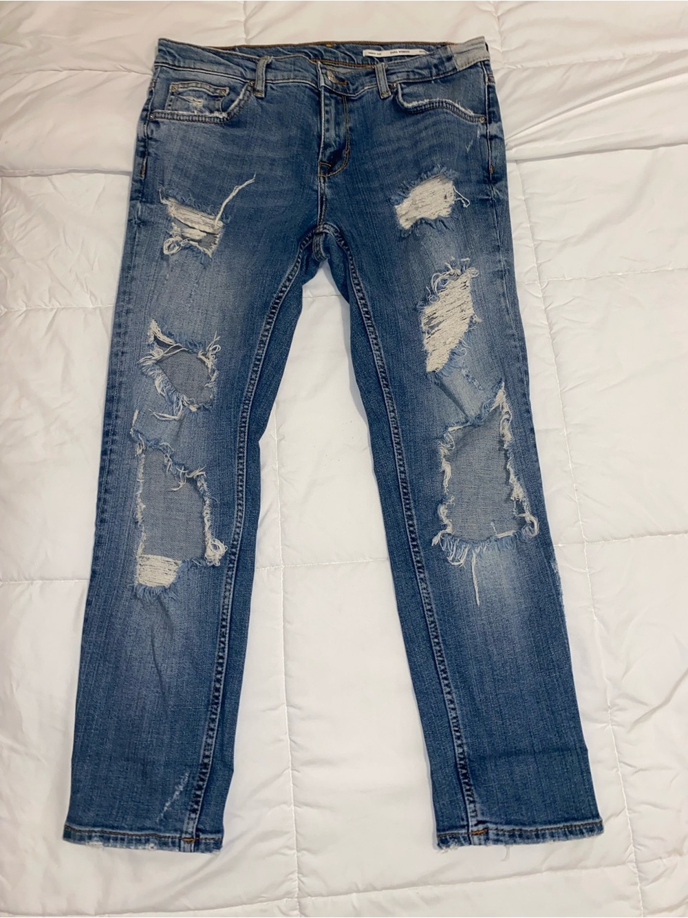 Zara Medium Rise, Relaxed Fit ripped Jeans – Size 6